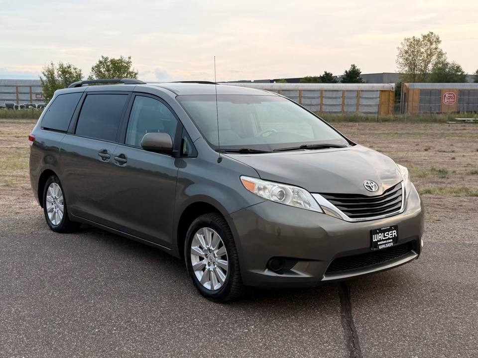 2011 Toyota Sienna, photo 1 of 10