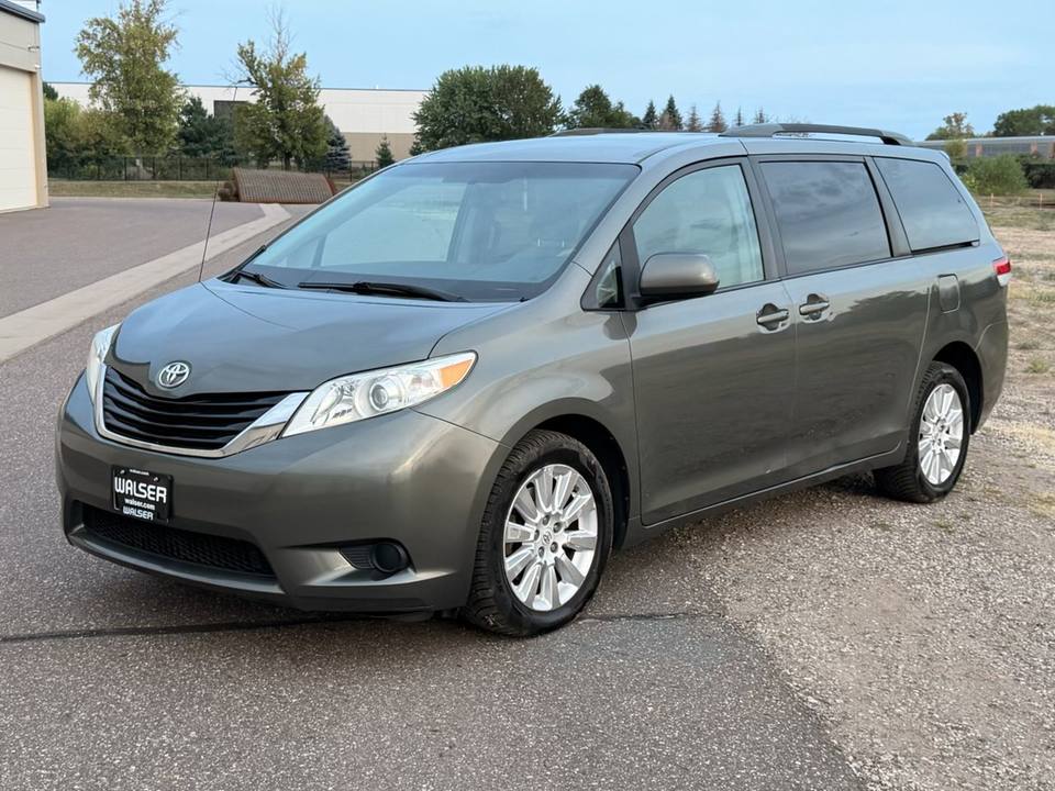 2011 Toyota Sienna, photo 2 of 10