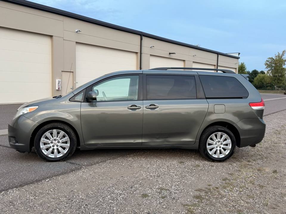 2011 Toyota Sienna, photo 3 of 10