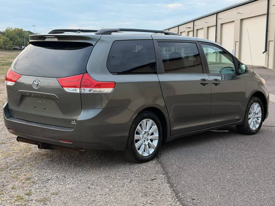2011 Toyota Sienna, photo 4 of 10