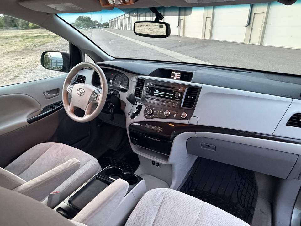 2011 Toyota Sienna, photo 6 of 10