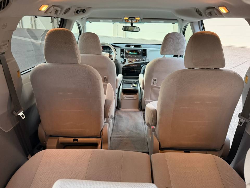 2011 Toyota Sienna, photo 7 of 10