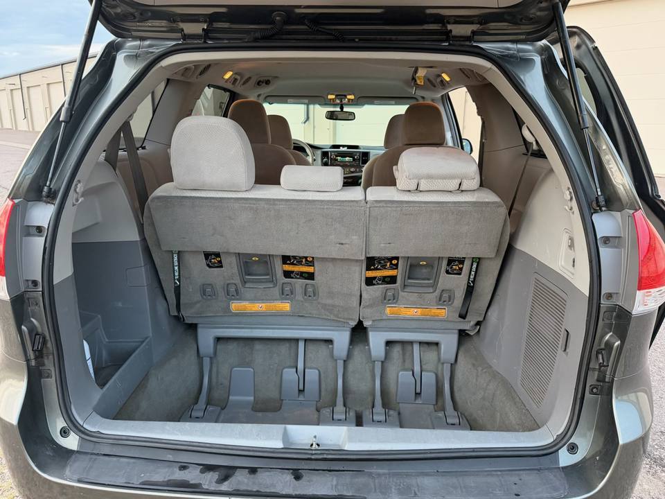 2011 Toyota Sienna, photo 10 of 10